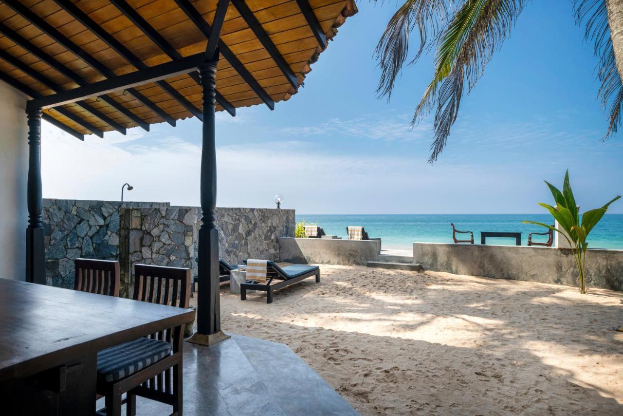 Blue Parrot Beach Villa Ambalangoda  Buitenkant foto