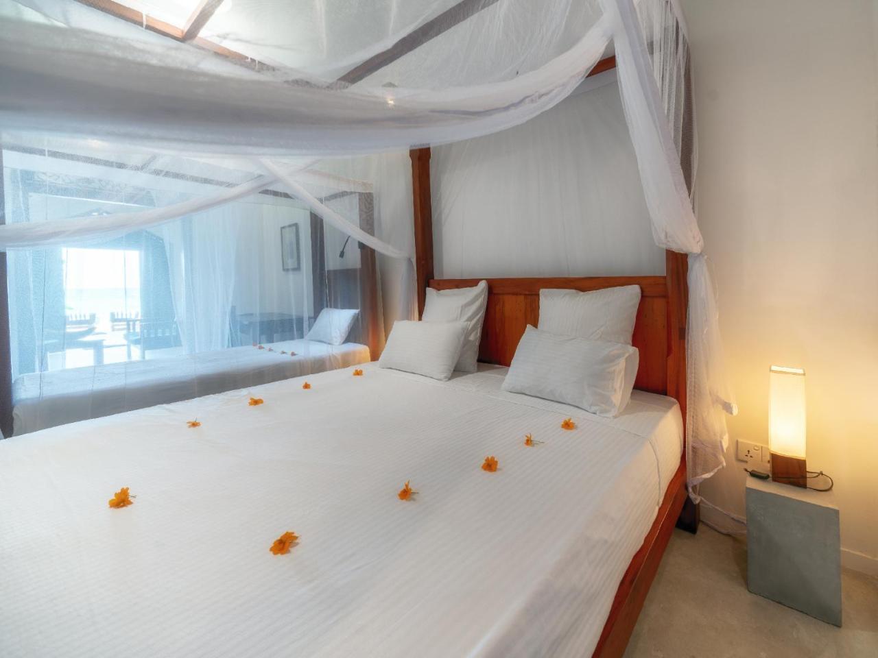 Blue Parrot Beach Villa Ambalangoda  Buitenkant foto