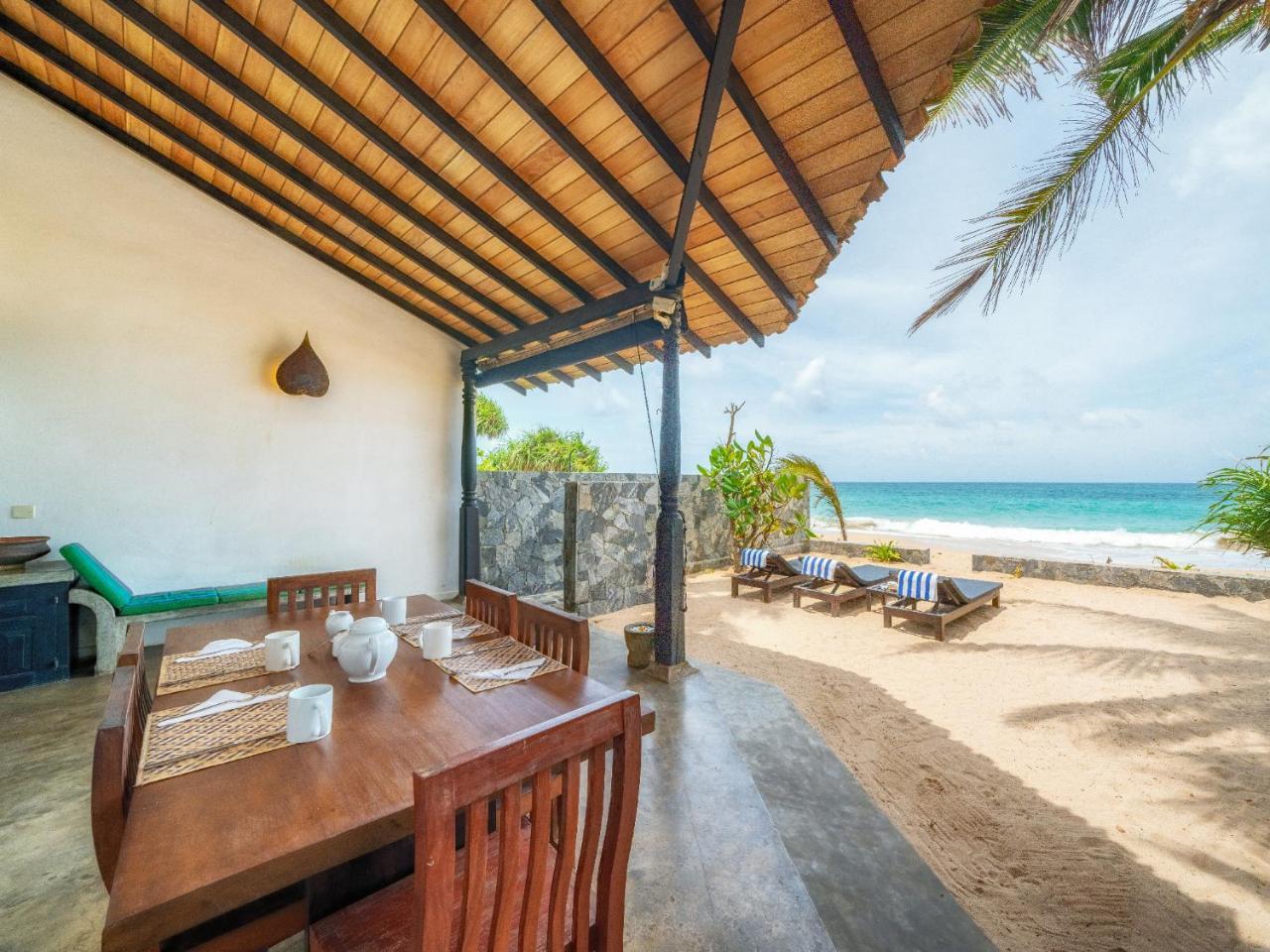 Blue Parrot Beach Villa Ambalangoda  Buitenkant foto